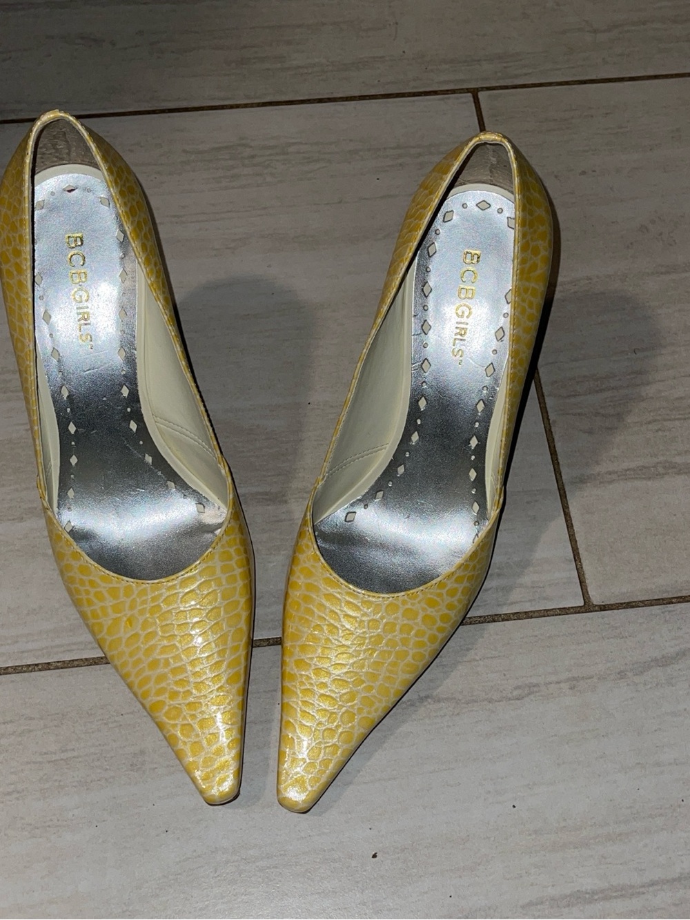 BCBGMaxazria Y2K Yellow Animal Print Croc-Embossed Pointed Toe Pumps - Picture 7 of 9
